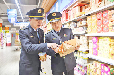 開封市市場監(jiān)管部門開展當?shù)靥厣称钒踩珜ｍ棛z查，守護百姓舌尖上的安全