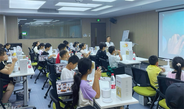 殘健融合“撞上”科技教育，奇富科技以技術(shù)服務(wù)點(diǎn)亮隨遷兒童未來