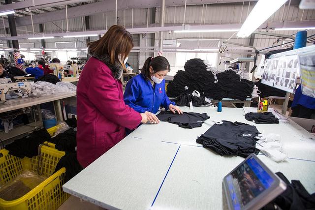 大姐組建5個班組，工人月工資可達6000元 臨時變身口罩工服裝廠復(fù)工復(fù)產(chǎn)紀(jì)實